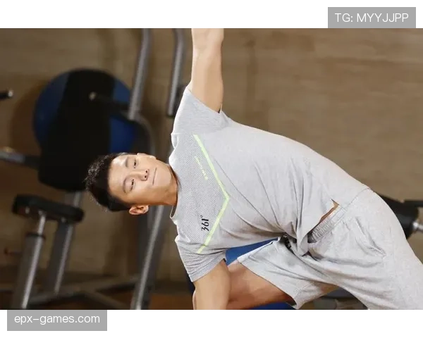 张博恒训练完随手啃鸡腿的样子，真不像管住嘴的奥运冠军