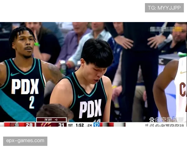 杨瀚森比赛还没开始，场边就拿出手机聊起了八卦，这节奏怪怪的吧？